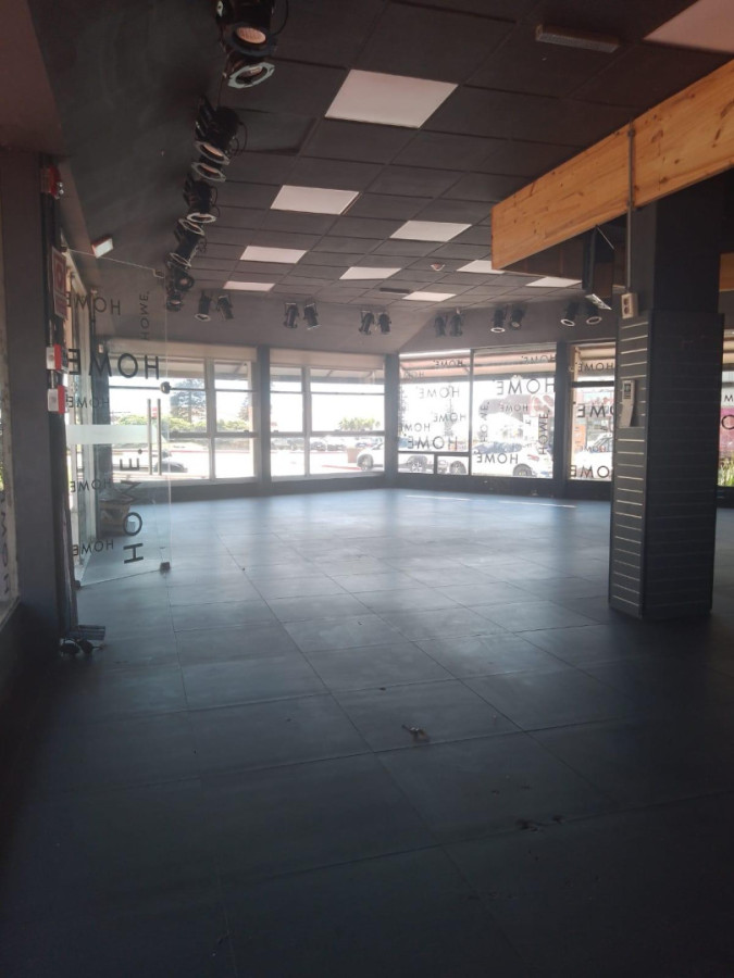  Oportunidad Única en la Península: Local Comercial a Pasos del Mar

Descubre el potencial de este amplio local de 220 m², situado en el corazón de la Península de Punta del Este, a solo 100 metros de la playa. Este espacio versátil es ideal para emprendedores que buscan establecer su negocio en una de las zonas más emblemáticas y concurridas de la ciudad.

Con una ubicación privilegiada, este local ofrece una excelente visibilidad y acceso, rodeado de una variada oferta de servicios y atracciones. Su amplitud permite múltiples configuraciones, adaptándose a diferentes rubros y necesidades comerciales.

No dejes pasar la oportunidad de invertir en un espacio que combina la cercanía al mar con el dinamismo de la vida urbana. 

**Consulta con nuestros asesores y descubre cómo este local puede ser el próximo paso en tu proyecto.**