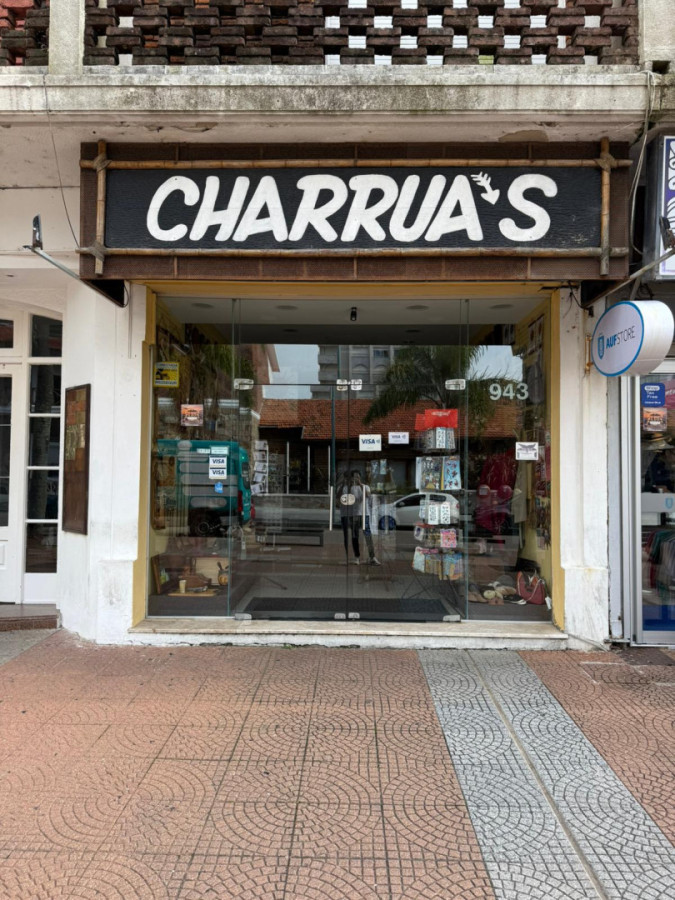  Oportunidad Única en la Península: Local Comercial a Pasos del Mar

Descubra el potencial de este local de 87 m², situado en el corazón de la Península y sobre su principal Avenida, a tan solo 200 metros de la playa. Este espacio versátil es ideal para emprendedores que buscan establecer su negocio en una de las zonas más icónicas y concurridas de la ciudad.

Con una ubicación privilegiada, el local ofrece una excelente visibilidad y un flujo constante de turistas y residentes, lo que lo convierte en una opción atractiva para diversas actividades comerciales. Su diseño funcional permite múltiples configuraciones, adaptándose a sus necesidades y visión.

No pierda la oportunidad de invertir en un espacio que combina la cercanía al mar con el dinamismo de la Península. 

Consulte con nuestros asesores y dé el primer paso hacia su nuevo proyecto. ¡Estamos aquí para ayudarle!