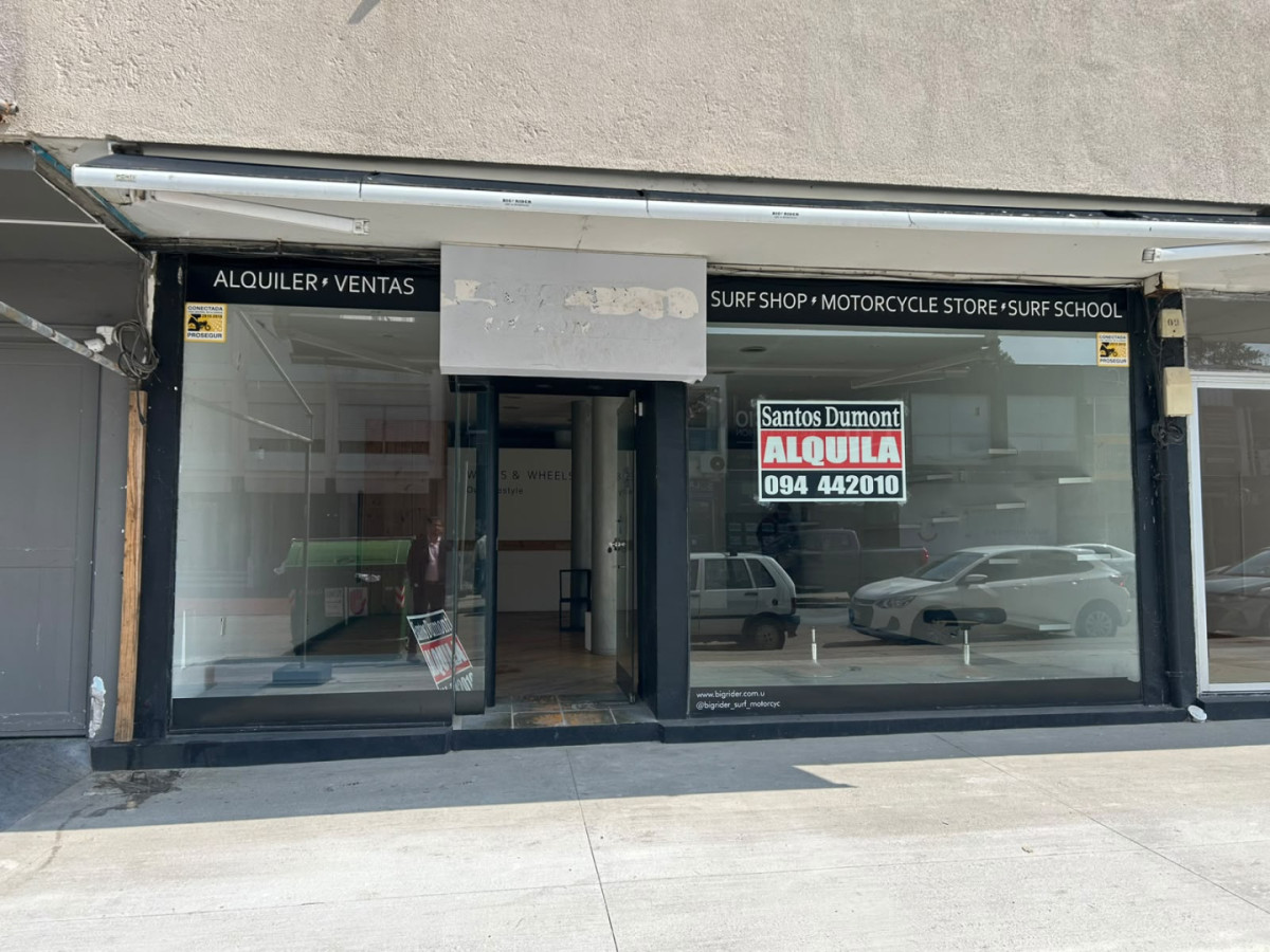 Local Comercial en Península - Punta del Este

Presentamos un local de 84 m² en una de las zonas más emblemáticas de Punta del Este, ideal para emprender o expandir su negocio. Con un fondo de 14 metros y un frente de 6 metros, este espacio ofrece una excelente visibilidad y acceso, características clave para atraer a una amplia clientela.

Ubicado en la Península, el local se beneficia de un entorno dinámico, rodeado de comercios, restaurantes y servicios que garantizan un constante flujo de personas. Su distribución permite múltiples configuraciones, adaptándose a diversas actividades comerciales. 

No pierda la oportunidad de establecer su proyecto en un área con gran potencial de crecimiento. Consulte con nuestros asesores para más información y para conocer las posibilidades que este local tiene para ofrecer.