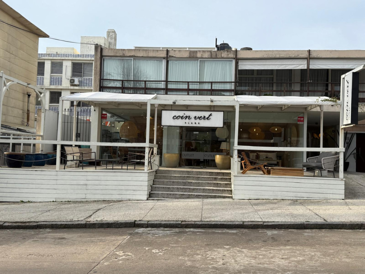  Oportunidad Única en la Península: Local Comercial a Pasos del Mar

Descubra el potencial de este amplio local de 219 m², situado en el corazón de la Península de Punta del Este, a tan solo 50 metros de la costa. Este espacio versátil es ideal para una variedad de rubros, desde comercios, tiendas, gastronomía, hasta oficinas, brindando la flexibilidad que su negocio necesita.

Con una ubicación privilegiada, su visibilidad y accesibilidad son inigualables, atrayendo tanto a residentes como a turistas. Imagine su proyecto en un entorno vibrante, donde la demanda comercial se encuentra en constante crecimiento.

No deje pasar esta oportunidad de inversión en una de las zonas más codiciadas de Uruguay. Consulte con nuestros asesores para más información y para programar una visita. ¡Su futuro comienza aquí!