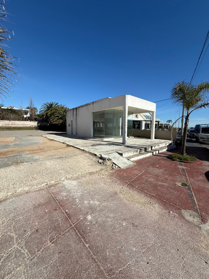 **Oportunidad Única en la PenÃnsula: Local Comercial Frente al Mar**
Descubra el potencial de este excepcional local que cuenta 633 m² de estacionamiento y 50 m2 cubiertos, ubicado en la emblemática PenÃnsula de Punta del Este. Con una ubicación privilegiada, este espacio ofrece vistas inigualables al mar, convirtiéndolo en el lugar ideal para desarrollar su próximo proyecto comercial.
Imagina las posibilidades: un restaurante con terraza al aire libre, una boutique exclusiva o un centro de entretenimiento. La versatilidad de este local permite adaptarse a diversas necesidades y conceptos, garantizando un atractivo constante para residentes y turistas.
La PenÃnsula es un punto neurálgico de la vida social y comercial de Punta del Este, donde la afluencia de visitantes es constante durante todo el año. Aproveche esta oportunidad de inversión en una de las zonas más codiciadas del paÃs.
No deje pasar esta chance de ser parte del crecimiento y la vitalidad de Punta del Este. Consulte con nuestros asesores para obtener más información y agendar una visita. ¡Su futuro comienza aquÃ!