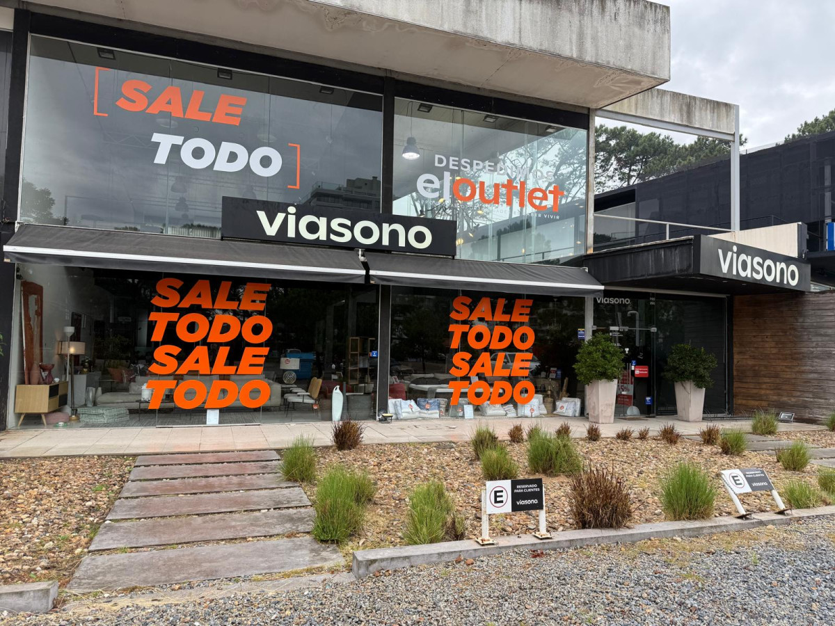 **Oportunidad Única en Punta del Este: Local Comercial de 278 m² en Av. Italia**
Descubra el potencial de este amplio local de 278 m², ubicado en la codiciada zona de Marly, Punta del Este. Este espacio versátil es ideal para emprendedores que buscan establecer su negocio en uno de los destinos más exclusivos de la costa uruguaya.
Con una ubicación estratégica, este local ofrece una excelente visibilidad y acceso, rodeado de un entorno vibrante que atrae tanto a residentes como a turistas. Su generosa superficie permite múltiples configuraciones, adaptándose a diversas necesidades comerciales.
No deje pasar la oportunidad de invertir en un espacio que promete crecimiento y éxito. Consulte con nuestros asesores para obtener más información y descubrir cómo este local puede ser la clave para su próximo proyecto. ¡Estamos aquà para ayudarle a dar el siguiente paso!
/maps.app.goo.gl/aJjvmvJ7CeCYMmGY8