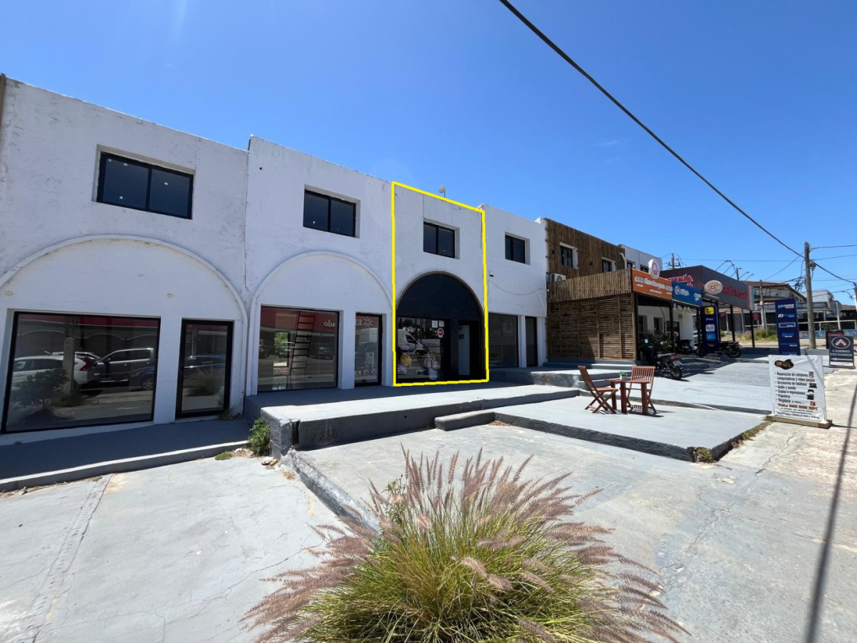 Excelente ubicación comercial. En el corazón de la Barra.

UNICO LOCAL DISPONIBLE - LOCAL 5

Local de aprox. 30mts2 con 1 baño y depósito-vivienda con baño arriba. Total 60 mts2 aprox.
Frente de 3,5 mts aprox. 

Ubicado en una de las zonas mas concurridas de la Barra.

ALQUILER ANUAL

Por mas información, consulte con nuestros asesores.