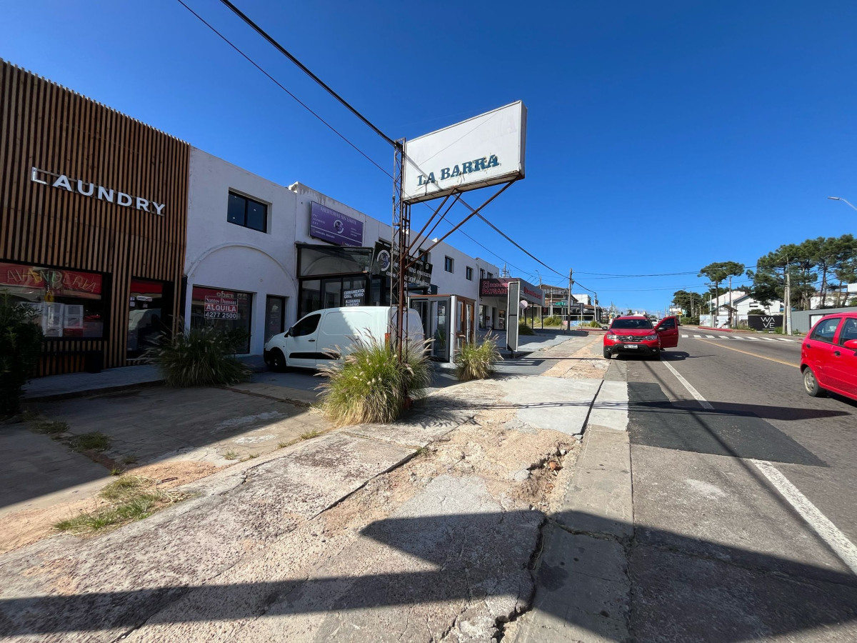 Excelente ubicación comercial. En el corazón de la Barra.
LOCAL 7
Local de aprox. 30mts2 con 1 baño y depósito-vivienda baño arriba.
Frente de 3,5 mts aprox.
Por mas información, consulte con nuestros asesores.
