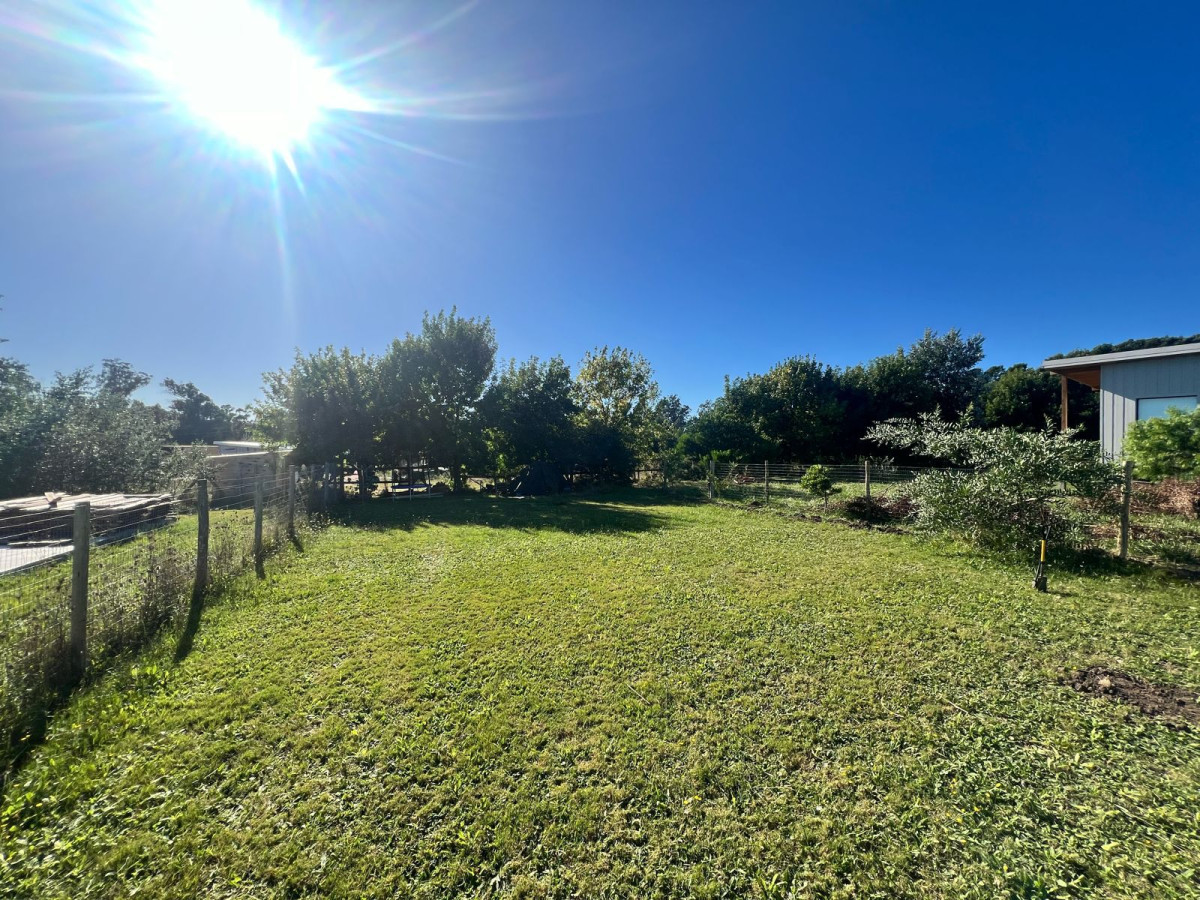 Excelentes lotes en Miramar acres.
A metros de calle principal Cno. Eguzquiza.
2 lotes de 900mts cada uno, haciendo así un total de 1.800 mts2 por los dos.
Padrón 17410 y padrón 17411.
Ambos padrones de 15mts de frente x 60mts de fondo. Haciendo entre ambos un total de 30 mts de frente por calle Rómulo Rossi.
Están a 26 metros de altura sobre nivel del mar.
Tienen agua de red y electricidad en la puerta de cada lote. También hay fibra óptica en la zona.
Listos para construir.
Se venden juntos o separados.
VALOR PUBLICADO ES POR CADA LOTE INDIVIDUAL
Consulte con nuestros asesores.