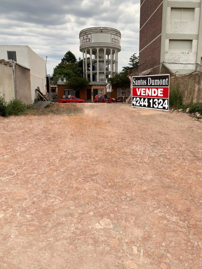 Excelente terreno en pleno centro de Maldonado, ubicado sobre calles Sarandí y Arturo Santana, en una zona estratégica con gran potencial de desarrollo y muy buena conectividad.

El lote cuenta con 503 m² de superficie, con aproximadamente 12 metros de frente y 42 metros de fondo, ofreciendo excelentes dimensiones para proyectos residenciales, comerciales o de inversión.

Según normativa de la zona, se permite desarrollo en altura, lo que lo convierte en una muy buena oportunidad para edificio, viviendas, oficinas o proyecto mixto. Además, los usos no residenciales en planta baja y primer piso cuentan con importantes beneficios de ocupación.  

Zona de constante crecimiento y valorización, ideal para desarrolladores e inversores que busquen un terreno con excelente potencial constructivo en el corazón de Maldonado.

Por mas información, consulte al +598 94 441 081