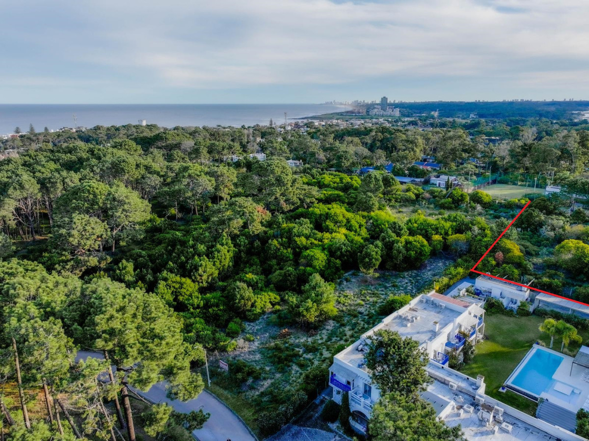 Excelente lote en Montoya.
Ideal para Proyecto !
2.147 mts2 de terreno.
36,57mts de frente por 60,35mts2 de fondo.
Padrón 16450, manzana 373
Normas especiales:
No se autorizan bloques medios ni altos.
En conjuntos de Bloques la separación mÃnima entre edificios es de 8 m.
Los bloques incluidos sus balcones, terrazas, salientes y basamentos deberán estar incluidos en una circunferencia de diámetro igual a 42.50 m y no podrán superar los 900 m2 de planta.
c) Dimensiones mÃnimas de predios:
- Bloques bajos : área 1200 m2. y frente 30 mts.
- Conjuntos de bloques bajos: 900 m2.por bloque y 30 mts. de frente.
- Conjuntos de unidades locativas aisladas o apareadas :600 m2 por unidad o par.
d) Retiros mÃnimos:
- frontales: - bloques bajos: 6 mts.
- unidades aisladas o apareadas: 4 mts.
- bilaterales: - bloques bajos: 3 mts., debiendo la suma promedial de los laterales superar 8 mts..-
- unidades aisladas o apareadas: 2 mts. debiendo su suma promedial ser mayor a 6 mts..
- de fondo: - bloques bajos: 4 mts..
- unidades aisladas o apareadas: 3 mts..
e) Altura máxima:
- bloques bajos: 9 mts. (PB + 2PA)
- unidades aisladas o apareadas: 7 mts. (PB + PA)
f) Ocupación: Bloques bajos:
F.O.S SS. : 40%
F.O.S.: 20%
F.O.S.V : 60%
F.O.T. : 60%
Las unidades locativas aisladas o apareadas se rigen por el inciso g) del ArtÃculo 236º) del Decreto 37181997, en la Redacción dada por el ArtÃculo 1º del Decreto 39042012.
g) Salientes y cuerpos salientes: 1.50 mts. excepto en los bloques bajos que pueden llegar a 2mts.
Por mas información, consulte con nuestros asesores.