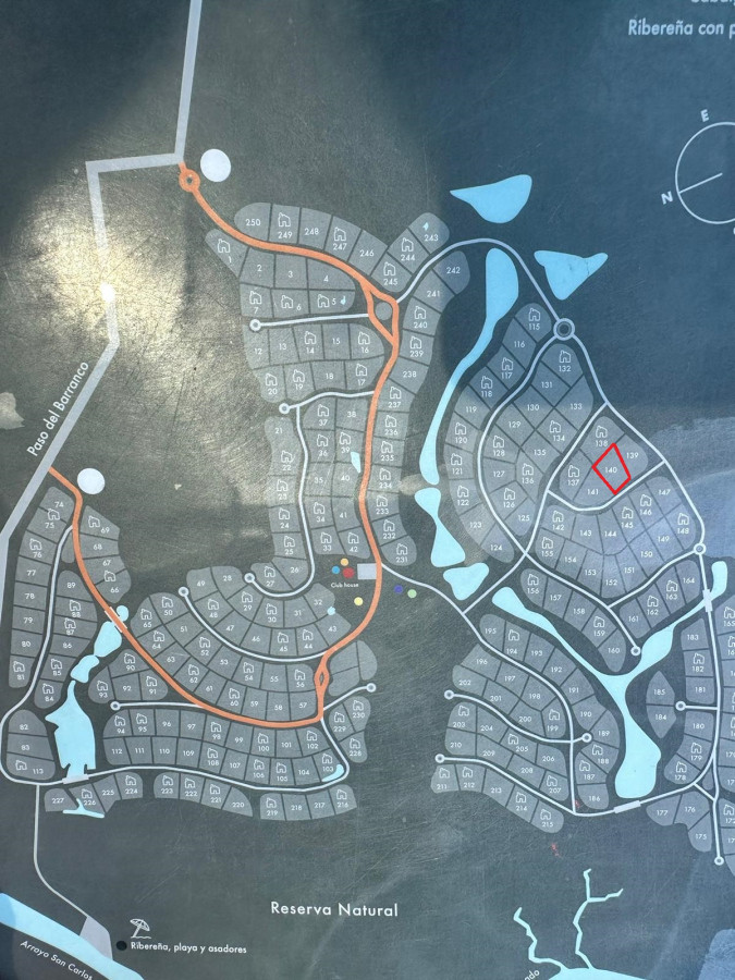 Excelente Lote En Barrio Privado, El Quijote.
Lote con buena orientación solar, en altura.
Terreno de 5.000 mts2
Consolidado hace varios años y que ya cuenta con más de 100 casas construidas. Está ubicado en el Camino turístico Cerro Eguzquiza de los conocidos Hoteles 5 estrellas Fasano y Posada Aguaverde, a 10 minutos de La Barra y sus hermosas playas y 20 minutos de Punta del Este.
Inmerso en un paisaje ondulado y con varias aguadas y lagunas, la superficie total del emprendimiento es de 360 hectáreas, de las cuales 165 corresponden a la Reserva Natural con más de 75 especies de aves y bosques nativos, con costa sobre el arroyo Maldonado - San Carlos.
Cuenta además con un hermoso Club house con asador y barra exterior con horno de piedra y huerta orgánica. En temporada se habilita el servicio de restaurante y recreación para niños.
Amenities:
Seguridad 24 hs
Red Eléctrica Semi-Subterránea
Red de Agua Propia
Club House
Restaurante
Huerta Orgánica
Piscina Sectorizada
Colonia de Verano
Casa de Huéspedes
Cancha de Tenis
Cabalgatas
Separación de Residuos
Kayaks
Consulte con nuestros asesores.