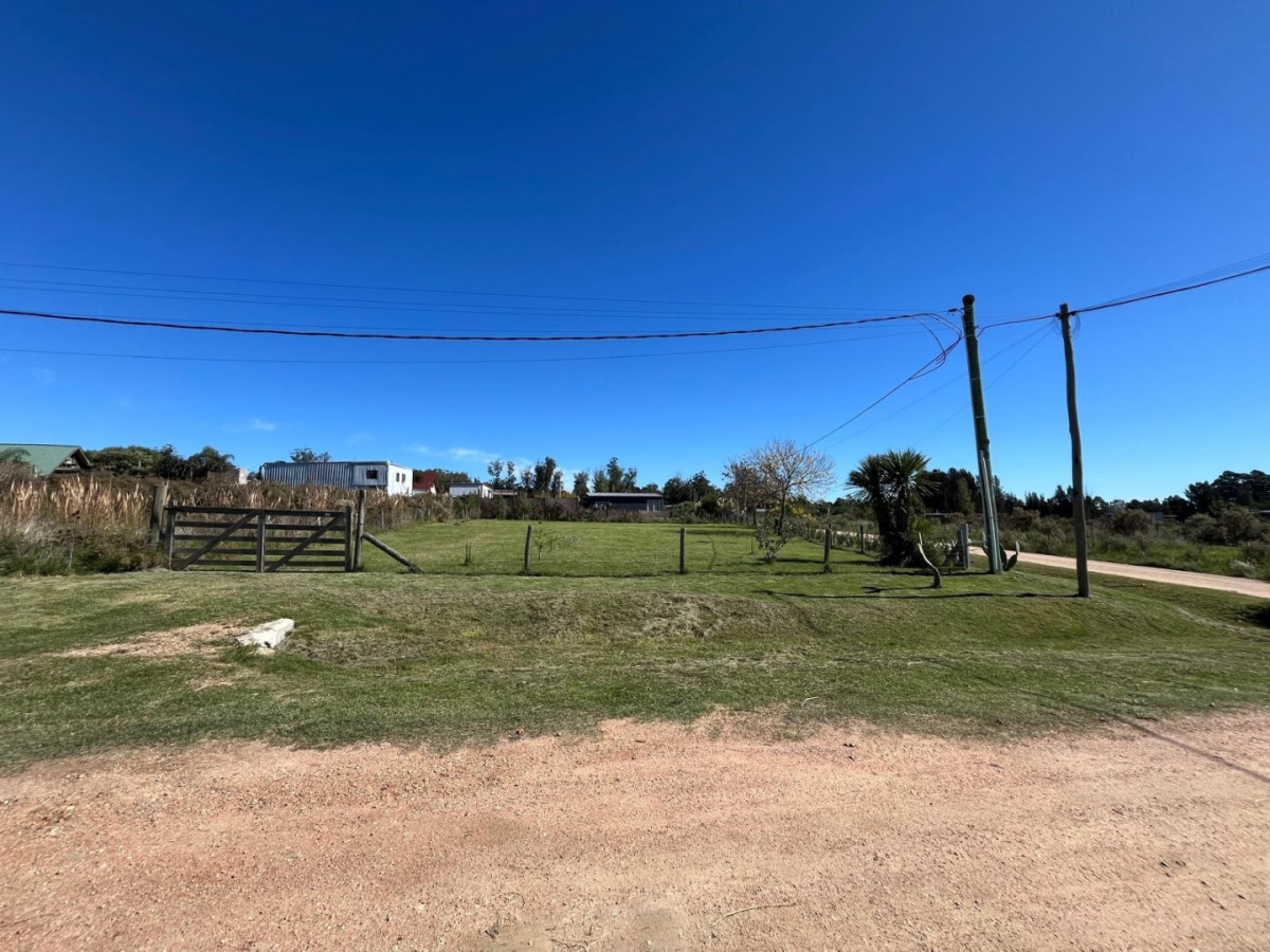 Tu Oportunidad en Miramar Acres

Descubre el lugar perfecto para construir la casa de tus sueños en el exclusivo barrio de Miramar Acres, La Barra. Este amplio terreno de 742 m²*te ofrece un lienzo en blanco para diseñar el hogar que siempre has imaginado.

Con un frente de 17 metros aproximadamente, la propiedad se destaca por su generosa dimensión, brindándote la posibilidad de disfrutar de espacios amplios y luminosos. 
Rodeado de la belleza natural de la zona, vivir aquí significa estar a pocos minutos de las playas más hermosas y de la vibrante vida social que caracteriza a La Barra.

No dejes pasar esta oportunidad única. Consulta con nuestros asesores!.