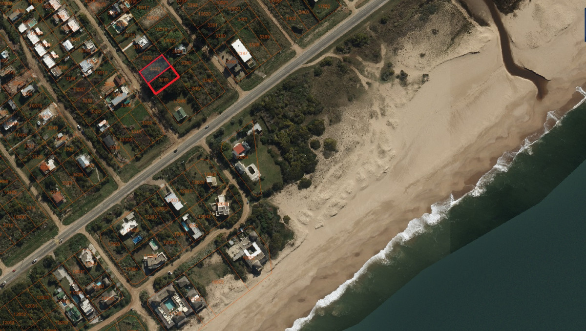 Tu Oasis en Manantiales: 2 Terrenos linderos con 900 m² totales a Pasos del Mar.
450Mts cada lote.
VALOR ES POR CADA LOTE INDIVIDUAL.

Descubre la oportunidad de construir el hogar de tus sueños en el exclusivo Balneario Buenos Aires, Manantiales. Este amplio terreno de 900 m², con 30 metros de frente y 30 metros de fondo, te ofrece el espacio ideal para diseñar un refugio que combine confort y estilo, a tan solo 150 metros de la playa.

Imagina despertar cada mañana con el sonido de las olas y la brisa marina, en un entorno natural que invita a disfrutar de la vida al aire libre. La ubicación privilegiada de esta propiedad te permitirá acceder fácilmente a las mejores atracciones de la zona, sin renunciar a la tranquilidad que buscas.

Se pueden construir 4 casas gemelas de 7,5m de frente con 150 m2 cada una. Divididos en dos plantas: planta baja 75m + planta alta 75m2.

No dejes pasar esta oportunidad única. Consulta con nuestros asesores para obtener más información.