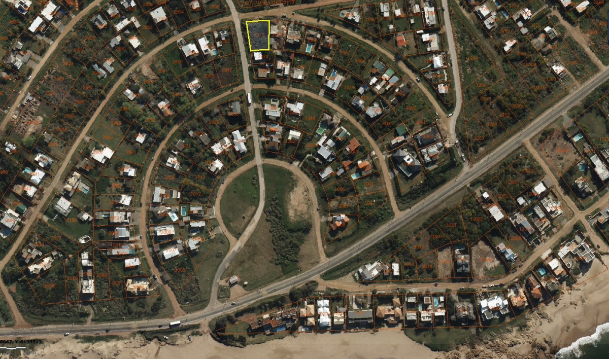 Tu Oasis en El Chorro: Terreno de 520 m² en Manantiales

Descubre la oportunidad de construir la casa de tus sueños en uno de los destinos más exclusivos de la costa uruguaya. 
Este amplio terreno de 520 m², ubicado en El Chorro, Manantiales, te ofrece un lienzo en blanco para diseñar el hogar que siempre has deseado.

Rodeado de un entorno natural privilegiado, este terreno combina la tranquilidad de la vida campestre con la cercanía a las playas más hermosas de la región. Con acceso a servicios y una comunidad vibrante, vivir aquí es disfrutar de un estilo de vida único.

No dejes pasar esta oportunidad. Consulta con nuestros asesores.