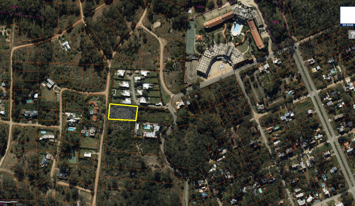 Excelente lote de 2.147 m² ubicado en Barra Verde, una zona con gran potencial para desarrollo.

El terreno cuenta con 35,57 metros de frente y 60,35 metros de fondo, ofreciendo una muy buena superficie y posibilidades de aprovechamiento.

Con la posibilidad de desarrollar uno o dos bloques, adaptándose a diferentes propuestas arquitectónicas y de inversión.
Como valor agregado, el lote cuenta con un proyecto ya diseñado para la construcción de 6 casas, lo que permite avanzar sobre una propuesta concreta y optimizar tiempos de planificación.

Una excelente alternativa tanto para desarrolladores e inversores como para quienes buscan un proyecto residencial con gran potencial.

Superficie del terreno: 2.147 m²
Frente: 35,57 m
Fondo: 60,35 m
Proyecto existente: 6 casas
Posibilidad de desarrollo: 1 o 2 bloques

Gran oportunidad para desarrollar un proyecto residencial en Barra Verde.