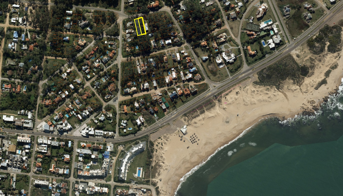 Dos lotes en Montoya - La Barra. Sobre calle EL ATAJO.
Cada uno de 576 m2. 12 mts de frente x 48 mts de fondo aprox.
Ubicado a 3 cuadras del Mar. 
Manzana 45

Padrón 478; Solar 20 
Padrón 479; Solar 19
Con un total de 1.152m2

VALOR ES POR CADA LOTE INDIVIDUAL

Consulte con nuestros asesores.
