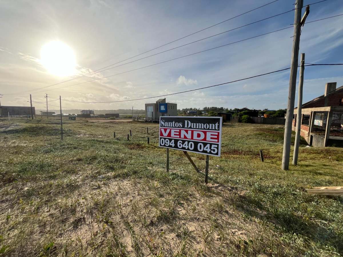 Excelentes lotes en Santa Mónica.

Se venden juntos o por separado.

Padrón 1172 - 570mts2 - U$S 120.000. Tiene 15mts de frente x 38mts de fondo.

Padrón 1188 - 480mts2 SOBRE LA RUTA - U$S 160.000. Tiene 16mts de frente x 30mts de fondo.

Por mas información, consulte con nuestros asesores.