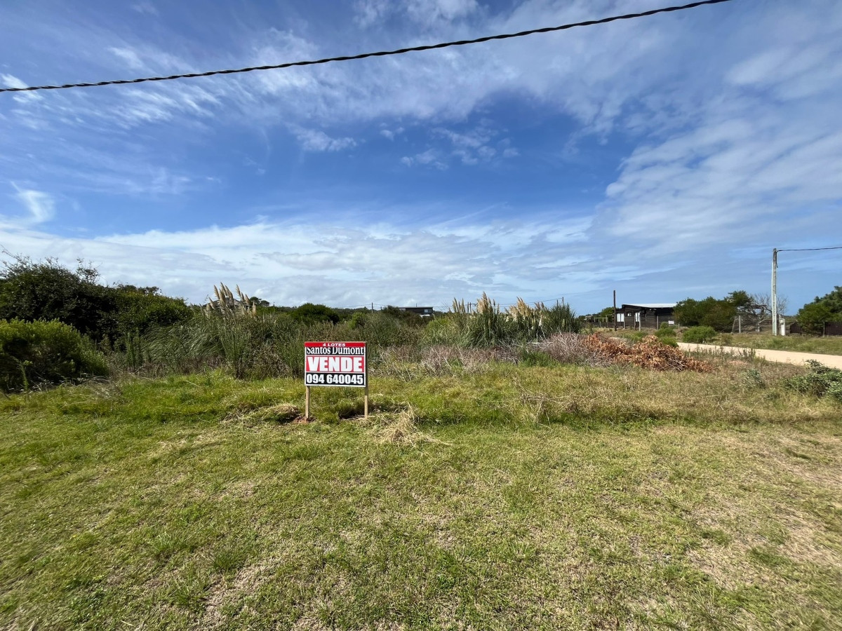 Excelentes lotes a metros del Mar y ruta principal.
600 mts2 cada uno. 15mts de frente x 40mts de fondo.
Total: 1.800 mts2. 45 mts de frente totales a calle El Patacón.
Manzana 110
Padrones disponibles: 13813 - 13814 - 13815
Se venden juntos o por separado. El valor es por cada lote individual.
Por mas información, consulte con nuestros asesores.