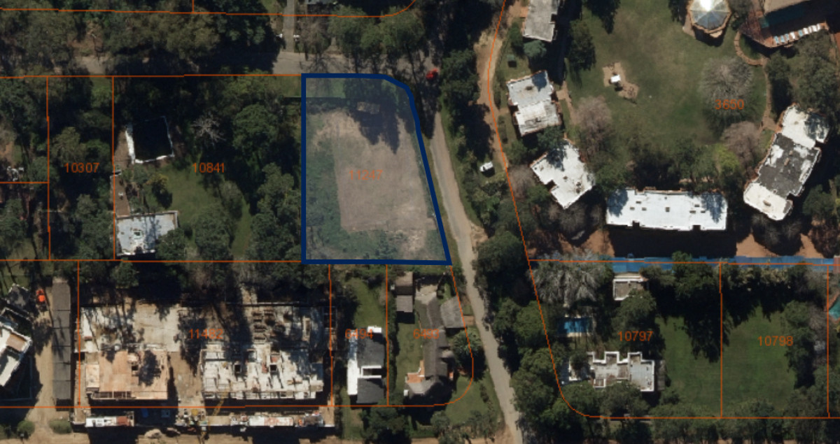  Oportunidad Única en Rincón del Indio: Terreno de 2074 m²

Descubra el potencial de este excepcional terreno de 2074 m² ubicado en la codiciada zona de Rincón del Indio, Punta del Este. Ideal para quienes buscan construir su hogar soñado o una inversión estratégica en una de las áreas más exclusivas de la costa uruguaya.

Con la posibilidad de edificar hasta 4 pisos, este terreno ofrece amplias opciones para desarrollar un proyecto residencial que combine confort y estilo, rodeado de la belleza natural que caracteriza a esta región. 

Aproveche esta oportunidad de adquirir un espacio que no solo promete calidad de vida, sino también un alto potencial de valorización.

Consulte con nuestros asesores para más información y dé el primer paso hacia su futuro en Punta del Este.