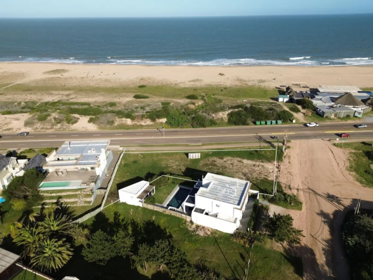 Excelente Terreno en Montoya - La Barra

Descubre la oportunidad de construir el proyecto de tus sueños en un entorno privilegiado. 
Este amplio terreno de 1084 m², con un generoso frente de 60 metros, se encuentra a solo 20 metros de las cristalinas aguas del océano.
Primera línea.

Ubicado en la exclusiva zona de Montoya, La Barra, este espacio te ofrece la posibilidad de disfrutar de la tranquilidad y belleza natural de la costa uruguaya, sin renunciar a la cercanía de los mejores servicios y actividades que la región tiene para ofrecer.

No dejes pasar esta oportunidad única. Consulta con nuestros asesores para más información y comienza a dar forma a tu nuevo proyecto.