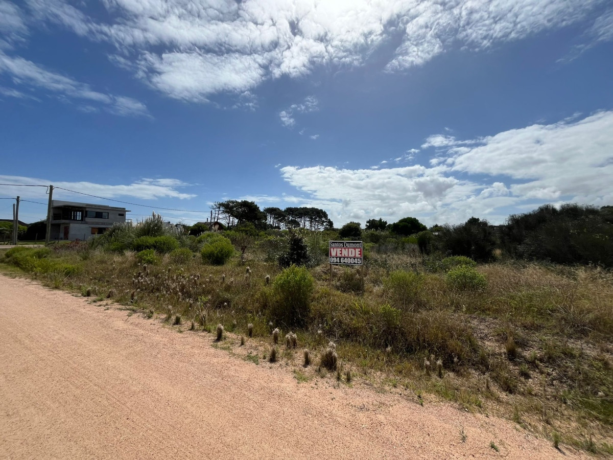 Excelentes lotes a metros del Mar y ruta principal.

600 mts2 cada uno. 15mts de frente x 40mts de fondo.
Total: 1.800 mts2. 45 mts de frente totales a calle El Patacón.

Manzana 110
Padrones disponibles: 13813 - 13814 - 13815

Se venden juntos o por separado. El valor es por cada lote individual.

Por mas información, consulte con nuestros asesores.