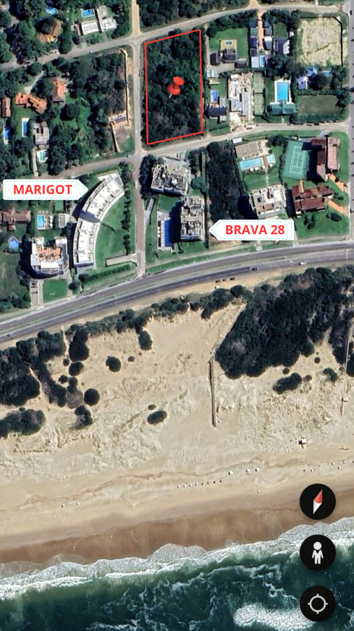 Rincón del Indio
Excelente ubicación en Playa Brava.
1 lote de 3.939 m2 y otro de 1.313 m2
TOTAL 5.252 mts2
Terreno de 1.313m2 - Padrón 11078
Ideal 2 bloques planta baja + 4 pisos
e) Altura máxima:
15 m. (PB +4PA).
9 m. (PB + 2PA).
7 m. (PB + PA).
Áticos: En caso de techos inclinados a partir de un 30% de pendiente y cumpliendo con la altura máxima definida para la zona podrán conformarse entrepisos (áticos) que ocupen hasta el 50% del área de la última planta. Las construcciones comprendidas en el ático no serán computadas como nivel ni en el FOT, no podrán conformar nuevas unidades, debiendo ser parte de la Unidad del último nivel y su acceso será exclusivamente desde el interior de ésta.
f) Ocupación:
Bloques F.O.S SS: 40%
F.O.S.: 20%
F.O.S. PA: 20%
F.O.T.: Altura 15 m.: 80%
Altura 9 m.: 60%
Altura 7 m.: 40%
F.O.S V: 50%
Consulte con nuestros asesores.