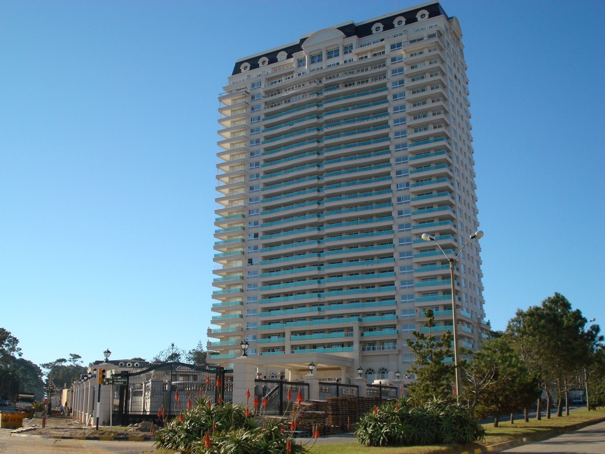 Apartamento frente al mar en Mansa, Punta del Este

Descubra este exclusivo apartamento en Mansa, Punta del Este, ubicado en una de las zonas más privilegiadas de la costa uruguaya. Con una vista inigualable al mar, esta unidad de tres dormitorios, todos en suite, ofrece un espacio ideal para disfrutar de la tranquilidad y el confort que busca en su hogar de vacaciones o residencia permanente.

El diseño del apartamento integra un amplio living y comedor, perfecto para compartir momentos en familia o con amigos. La cocina está equipada para satisfacer todas sus necesidades, mientras que los servicios adicionales, como el de mucamas y playa, garantizan una experiencia de relajación total. Además, podrá disfrutar de las instalaciones del edificio, que incluyen sauna y piscina, creando un ambiente propicio para el bienestar y el ocio.

La ubicación es inmejorable, a pasos de la playa y cerca de los principales puntos de interés de Punta del Este, lo que le permitirá disfrutar de actividades recreativas, gastronomía local y una vibrante vida social. Consulte con nuestros asesores para más información y descubra todo lo que este apartamento tiene para ofrecer.
