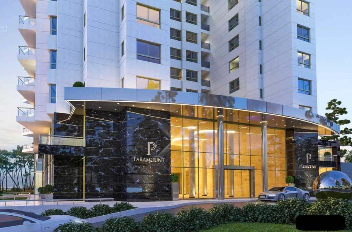  ¡Tu Refugio Frente al Mar en Punta del Este!

Descubre la oportunidad de vacacionar en un paraíso costero con este espectacular apartamento en Mansa, Punta del Este. Con una ubicación privilegiada frente al mar, esta unidad de 3 dormitorios y 3 baños, todos en suite, es el espacio ideal para disfrutar de momentos inolvidables con familia y amigos, con capacidad para 6 personas.

Al ingresar, te recibirán un luminoso living y un acogedor comedor, perfectos para compartir y disfrutar de la brisa marina. La cocina está completamente equipada con electrodomésticos de alta calidad, incluyendo anafe, microondas, heladera con freezer, y más, para que puedas preparar tus platillos favoritos con total comodidad.

Pero eso no es todo. Este exclusivo edificio ofrece una variedad de amenities que elevarán tu estilo de vida. Relájate en el sauna, disfruta de un masaje en la sala de tratamientos, o mantente activo en el gimnasio. Para los más pequeños, hay un playroom y una sala de juegos. Además, podrás disfrutar de la piscina climatizada, tanto interior como exterior, y un cine 3D para tus noches de película.

La seguridad y el confort están garantizados con servicios de portería, vigilancia y servicio de playa, mientras que el salón de fiestas y la barbacoa son perfectos para celebrar momentos especiales.

No dejes pasar esta oportunidad única de vivir en un entorno de lujo y tranquilidad. ¡Consulta con nuestros asesores y haz de este apartamento tu nuevo hogar en Punta del Este!