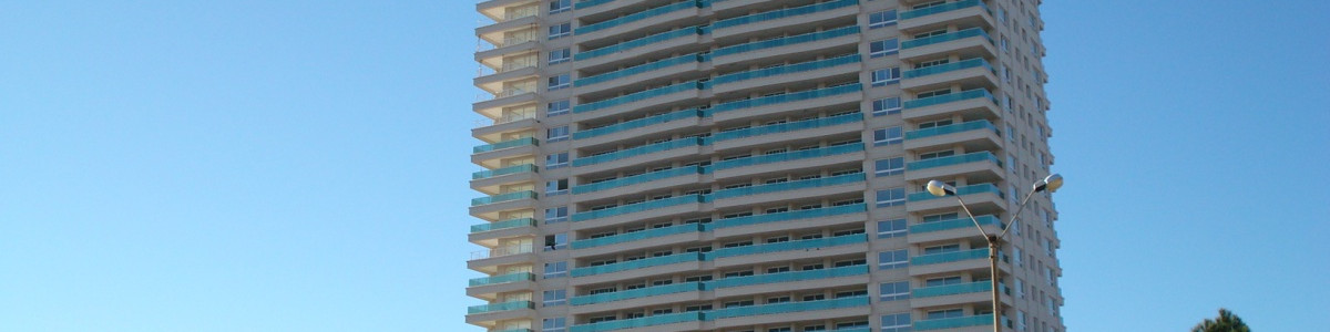 Apartamento frente al mar en Mansa, Punta del Este

Descubra este exclusivo apartamento en Mansa, Punta del Este, ubicado en una de las zonas más privilegiadas de la costa uruguaya. Con una vista inigualable al mar, esta unidad de tres dormitorios, todos en suite, ofrece un espacio ideal para disfrutar de la tranquilidad y el confort que busca en su hogar de vacaciones o residencia permanente.

El diseño del apartamento integra un amplio living y comedor, perfecto para compartir momentos en familia o con amigos. La cocina está equipada para satisfacer todas sus necesidades, mientras que los servicios adicionales, como el de mucamas y playa, garantizan una experiencia de relajación total. Además, podrá disfrutar de las instalaciones del edificio, que incluyen sauna y piscina, creando un ambiente propicio para el bienestar y el ocio.

La ubicación es inmejorable, a pasos de la playa y cerca de los principales puntos de interés de Punta del Este, lo que le permitirá disfrutar de actividades recreativas, gastronomía local y una vibrante vida social. Consulte con nuestros asesores para más información y descubra todo lo que este apartamento tiene para ofrecer.