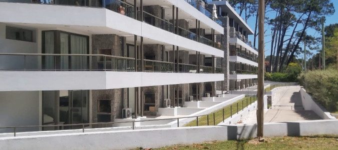 living comedor - cocina americana - terraza con parrillero
Losa radiante individual - Amplios ventanales
Edificio con amenities de primer nivel!
- Seguridad y acceso controlado las 24 hs
- Servicio de mucama
- Amplias barbacoas
- Salón de usos múltiples
- Piscina exterior con solárium
- Piscina interior climatizada
- Sala de masajes
- Sauna
- Spa
- Playroom
- Wifi área
- Microcine
- Gimnasio
- Laundry