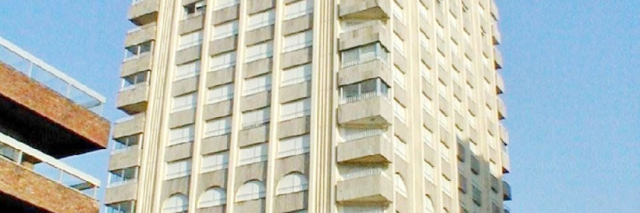 **Tu Refugio en la Península: Vive el Encanto de Punta del Este**

Descubre este exclusivo apartamento en la emblemática Península de Punta del Este, a tan solo 100 metros del mar. Este luminoso y acogedor espacio cuenta con 2 dormitorios, 2 baños y una suite, ideal para disfrutar de momentos inolvidables en la costa uruguaya.

La unidad se complementa con una cocina funcional y un amplio living, perfectos para compartir con familia y amigos. Además, tendrás acceso a servicios de mucamas y playa, así como a un relajante sauna, que te permitirán disfrutar de una experiencia de vida única.

Los gastos comunes son de $4100, lo que asegura un mantenimiento óptimo de las áreas comunes y servicios.

No dejes pasar la oportunidad de vivir en uno de los destinos más deseados de la región. Consulta con nuestros asesores y da el primer paso hacia tu nuevo hogar en Punta del Este. ¡Te esperamos!