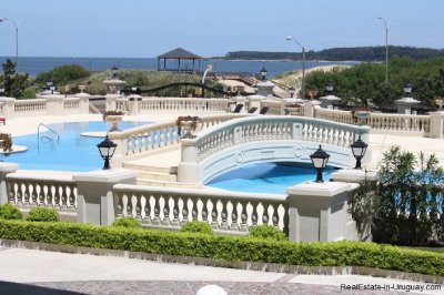 Categoria sobre playa mansa. 3 dormitorios y dependencia. La mejor vista.