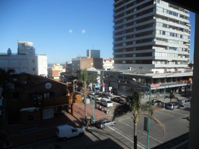 3 dormitorios en pleno centro de la Peninsula. Torre con servicios.