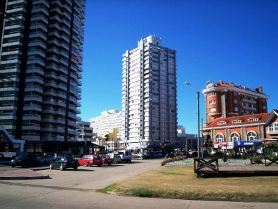 Edificio frente a playa mansa. Unidad 2 dormitorios con vistas parciales, bien equipada. Consulte!