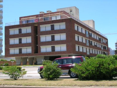 Edificio frente al mar! 2 dormitorios. Gran terraza. Bien cerca del centro.