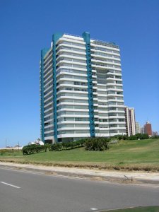 Inmensa unidad sobre brava con vistas panorámicas. Excelentes servicios.