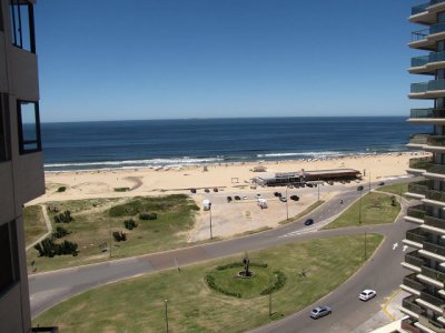 Primer linea brava, 3 dormitorios vista al mar. Cómodo departamento en torre con servicios.
