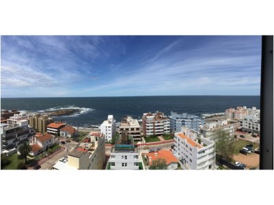 Piso alto. Vistas impecables. Torre con muy buenos servicios. Piscina templada.