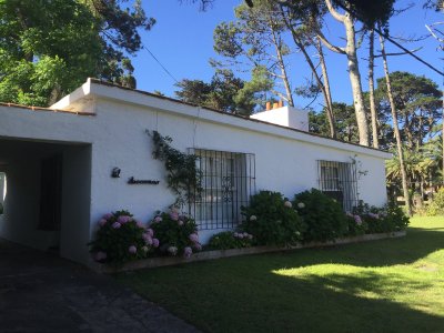 Comoda casa 3 dormitorios a 2 cuadras de playa, Amplio parque!