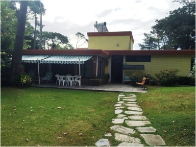 Bien ubicada con mucha capacidad y amplio terreno cercado. Sólida construcción.