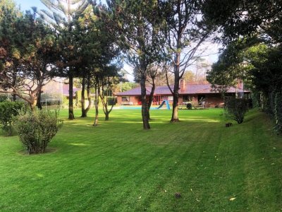 Excelente casa 3 dormitorios, piscina y mas en zona residencial de Paradas Mansa