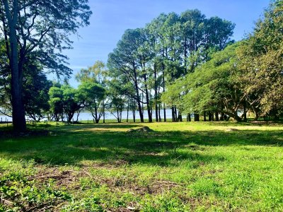 HERMOSO TERRENO DE 1970 MTS2 CON COSTA A LAGUNA DEL SAUCE.  FINANCIA!