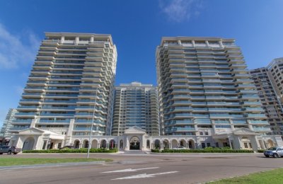 Excelente unidad en torres Imperiale, 3 dormitorios y servicio, frente al mar. Alta categoria. Consulte.