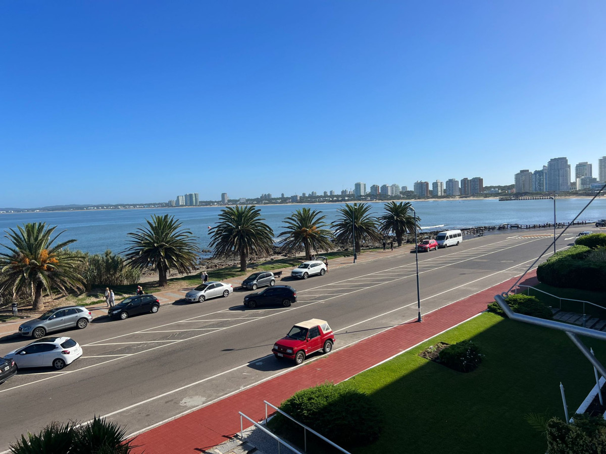 Amplio Apartamento en venta con hermosa vista al puerto 