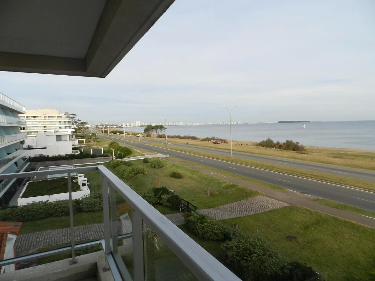 Apartamento en venta frente al mar 4 dormitorios  Playa Mansa