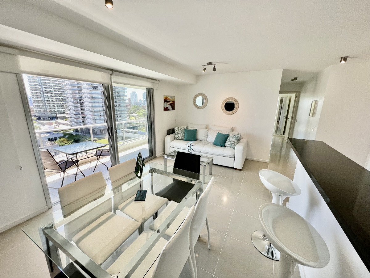 Apartamento a metros de la Playa Brava con vistas a la ciudad. 