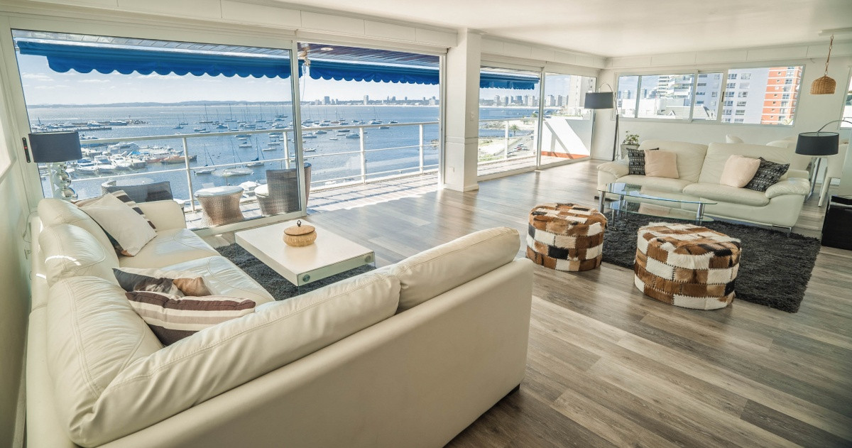 Apartamento con vista frente al Puerto de Punta del Este 