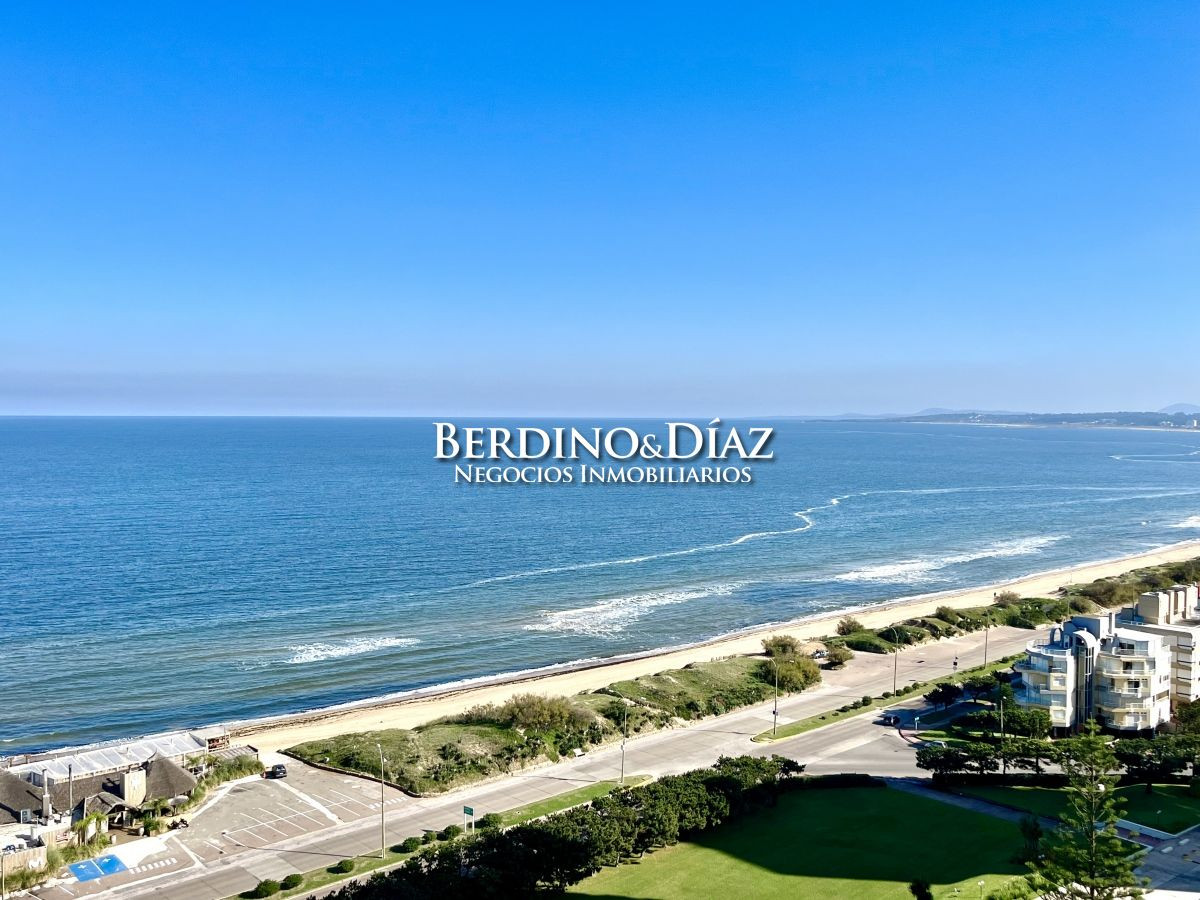 Penthouse de 4 dormitorios en Playa Mansa