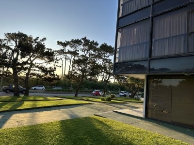 Apartamento en Venta Punta del Este Primera Linea en Playa Mansa tres dorm mas dependencia