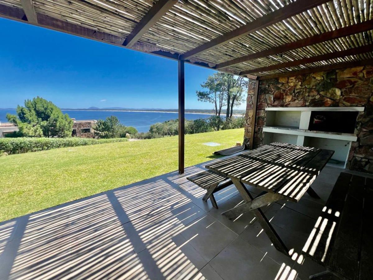 Apartamento en venta en Punta Ballena parrillero propio