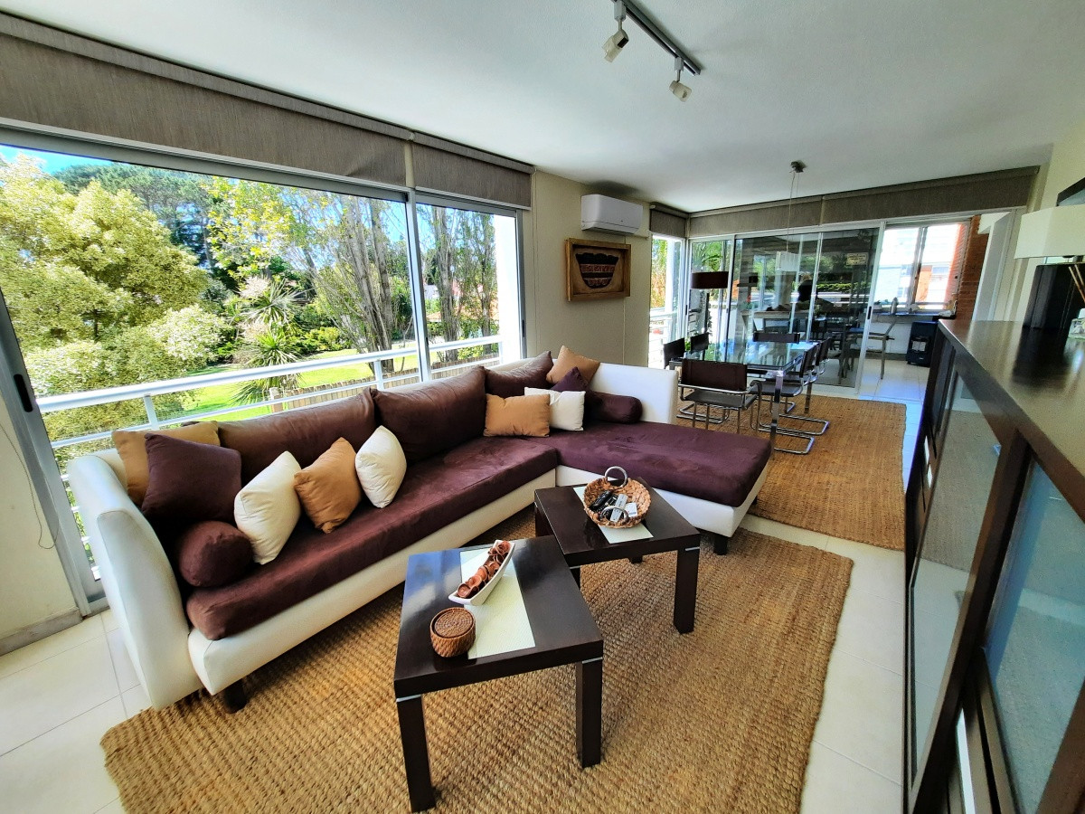 Apartamento  3 dormitorios  Playa Mansa con parrillero propio
