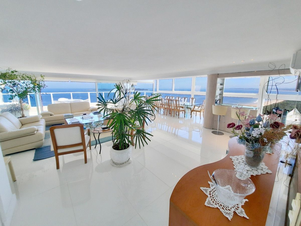 En venta  PentHouse en Playa Mansa reciclado  Punta del Este