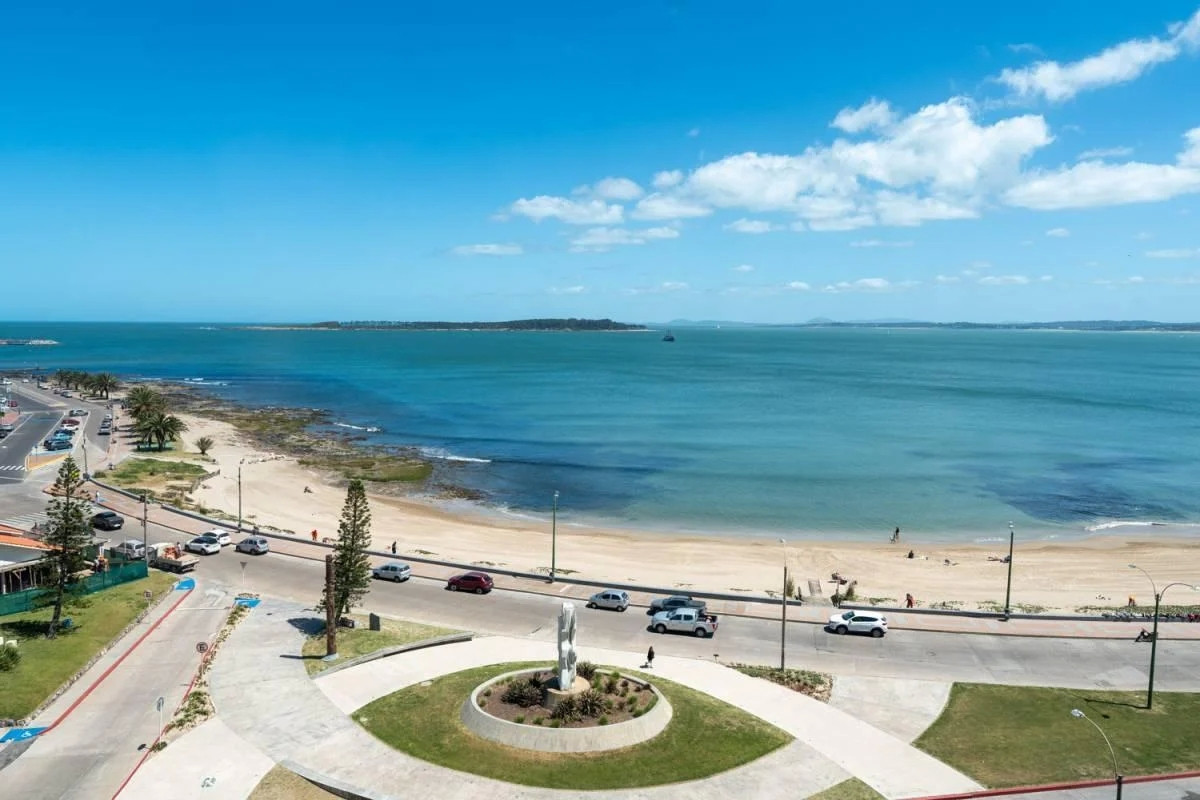 Apartamento frente a Playa Mansa vista al mar 3 dormitorios y servicio 